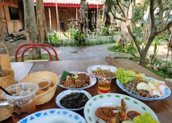 Bernuansa Jawa Warung Kondre Milik Andre Taulany