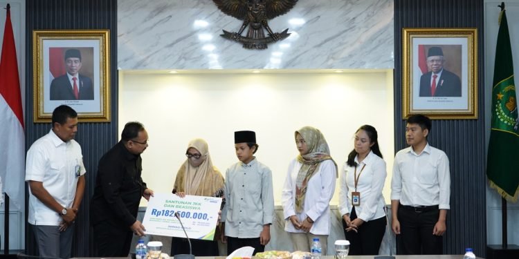 Wafat saat Bertugas Haji, Keluarga Ahmad Ridlo Terima Klaim Jaminan Kecelakaan Kerja