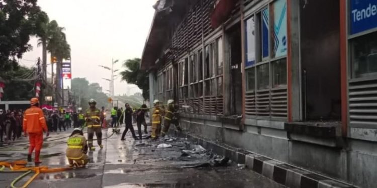 TransJakarta Siapkan Pengganti Sementara Halte Tendean yang Terbakar