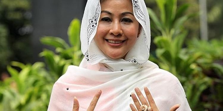 wanita emas dituntut