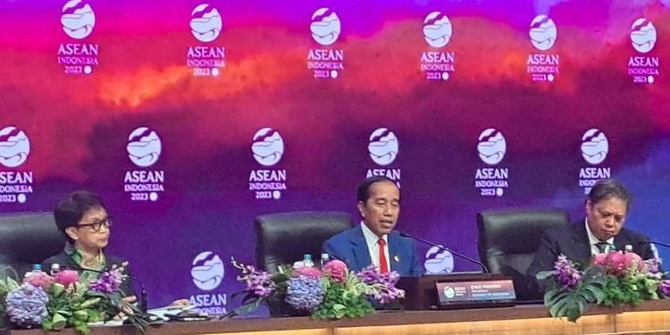 Presiden Joko Widodo resmi menutup Konferensi Tingkat Tinggi (KTT) ke-43 ASEAN
