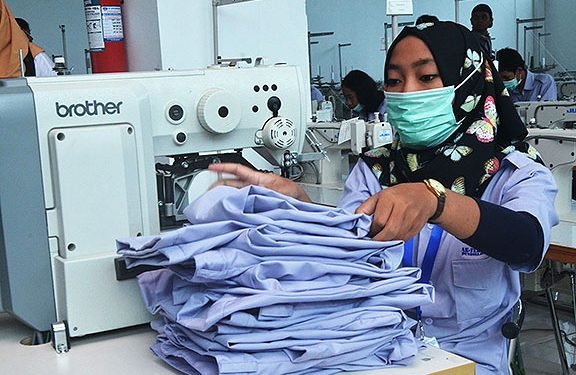 banyaknya barang impor yang masuk, utamanya dari China dengan harga yang sangat murah