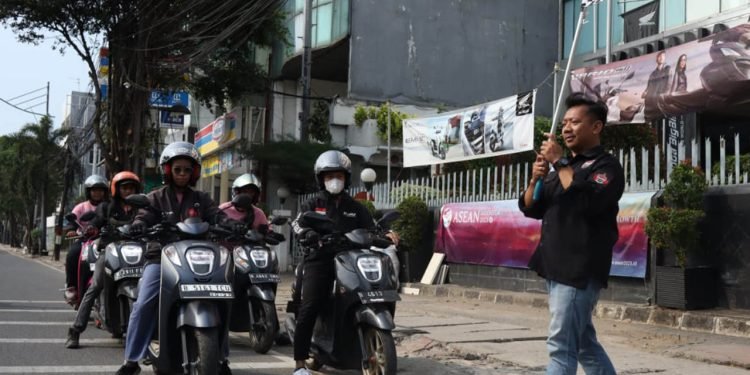 Komunitas Genio Menikmati Suasana Kota Jakarta Dengan Sunmori