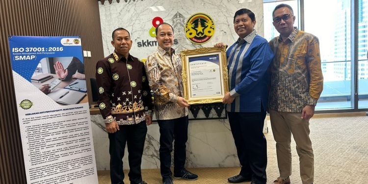 Direktur PT Bumi Siak Pusako menerima Sertifikat SNI ISO 37001:2016