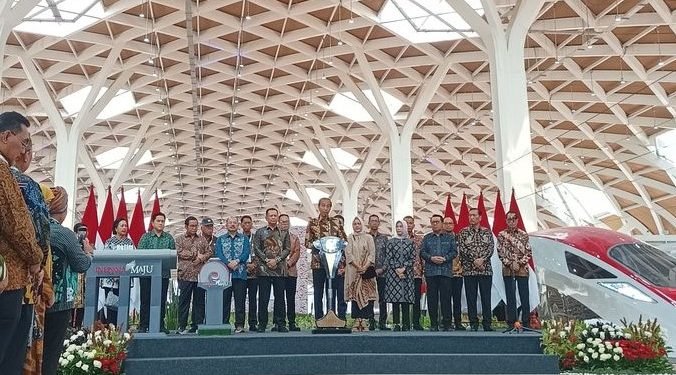 Jokowi Resmikan Kereta Cepat Jakarta-Bandung