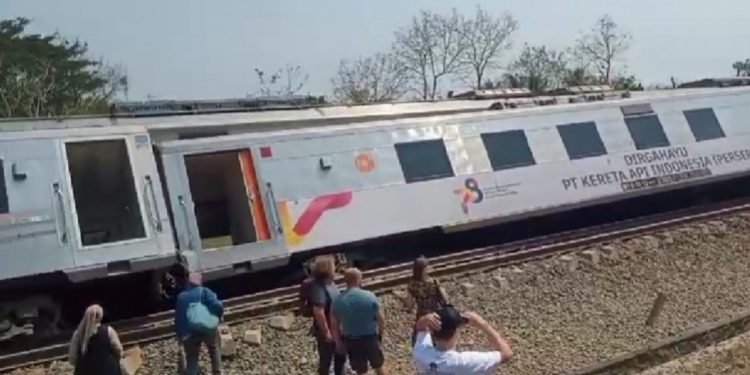 Kereta Api Anjlok