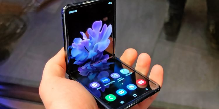 beberapa ponsel lipat yang dapat menjadi referensi