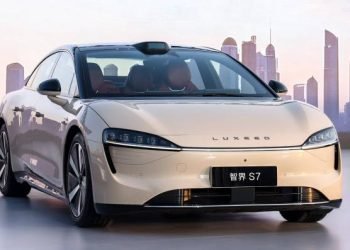 Luxeed S7 diberandrol dengan harga mulai dari 249.800 yuan (35.200 dolar AS atau setara dengan Rp 542 juta dengan kurs Rp 15.400 per dolar AS)