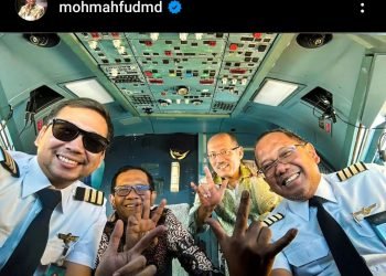 Salam Tiga Jari, Mahfud MD Resmi Dilaporkan ke Bawaslu
