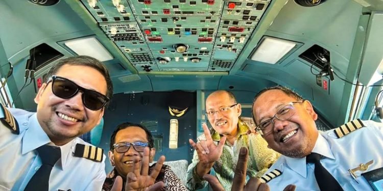 Salam Tiga Jari, Mahfud MD Resmi Dilaporkan ke Bawaslu