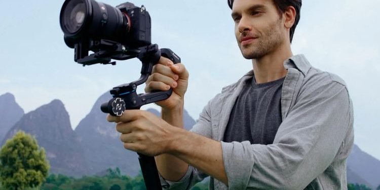 Feiyu Scorp 2 sudah bisa dibeli di Indonesia mulai 15 Januari 2024. Ia dipasarkan dalam paket standar dengan harga Rp 4,8 juta. Selain itu ada paket lain seharga Rp 5,2 juta berisi kit yang mencakup sejumlah aksesori seperti extension rod, expandable module, dan storage bag