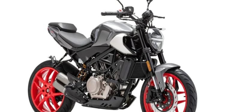 Keeway V302N memiliki model mirip Ducati Monster yang baru. Motor ini rencananya akan terlebih dahulu dijual di Eropa pada Maret 2024