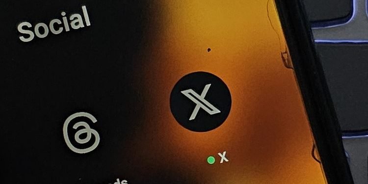 Media sosial X kini hadirkan fitur telepon (voice call) dan panggilan video (video call) di aplikasi. Namun demikian, hanya pengguna Premium atau pelanggan berbayar saja yang bisa membuat panggilan telepon dan video call.