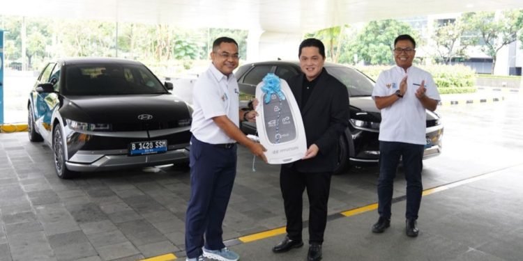 Menteri Badan Usaha Milik Negara (BUMN), Erick Thohir wajibkan seluruh eselon I dan eselon II di Kementerian BUMN gunakan mobil listrik per hari ini, (3/1/2023)