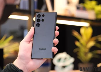 kecerdasan buatan yang ada untuk mendukung fitur fundamental ponsel. Ekosistem Galaxy AI antara lain menawarkan fitur Live Translate, sebuah fungsi penerjemah teks dan suara dua arah secara terkini untuk panggilan telepon. AI yang ada juga mendukung kemampuan pengambilan gambar. ProVisual Engine berisi perangkat berbasis AI mulai dari membidik objek sampai membagikan gambar melalui media sosial.