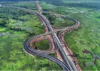 Kementerian Pekerjaan Umum dan Perumahan Rakyat (PUPR) akan mempercepat pembangunan jalan tol trans Sumatera (JTTS). Tol ini memiliki total panjang 2.749 km dengan panjang koridor utama 1.889 km dan koridor pendukung 860 km, serta menyambungkan provinsi Lampung hingga Aceh.