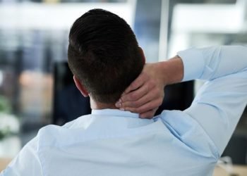 Benarkah Nyeri Leher Jadi Tanda Kolesterol Tinggi?