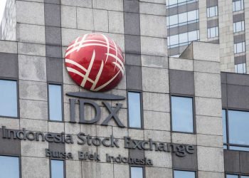 Waran merupakan instrumen turunan saham yang dapat diperjualbelikan dan ditebus menjadi saham. Dalam realitasnya, pergerakan waran dapat lebih liar dibandingkan harga underlying-nya.