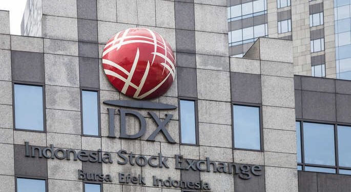Waran merupakan instrumen turunan saham yang dapat diperjualbelikan dan ditebus menjadi saham. Dalam realitasnya, pergerakan waran dapat lebih liar dibandingkan harga underlying-nya.