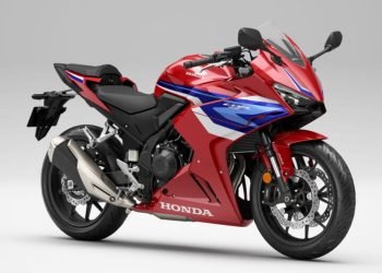 CBR400R dicatat memiliki spesifikasi mesin 399cc yang menghasilkan tenaga 46PS atau sekitar 45 TK dan torsi 38,2 Nm. Bobot motor 191Kg, dan konsumsi BBM sebesar 28,1 Kpl.