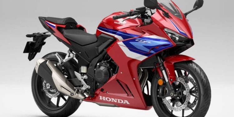 CBR400R dicatat memiliki spesifikasi mesin 399cc yang menghasilkan tenaga 46PS atau sekitar 45 TK dan torsi 38,2 Nm. Bobot motor 191Kg, dan konsumsi BBM sebesar 28,1 Kpl.