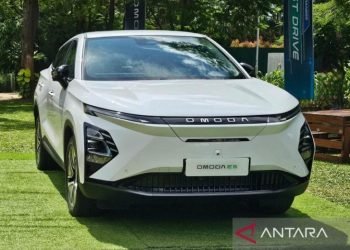 Harga mobil listrik Chery Omoda E5 sebesar Rp 498,8 juta (on the road/OTR Jakarta) dan Rp 488,8 juta (OTR Jakarta) untuk seribu pembeli pertama