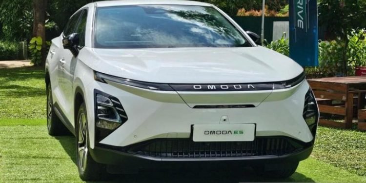Harga mobil listrik Chery Omoda E5 sebesar Rp 498,8 juta (on the road/OTR Jakarta) dan Rp 488,8 juta (OTR Jakarta) untuk seribu pembeli pertama