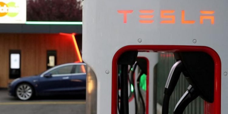 Stellantis mengatakan keputusan mengadopsi NACS didasarkan pada komitmen bersama enam produsen mobil lainnya untuk membangun jaringan lebih dari 30.000 titik pengisian cepat di jalan raya dan daerah perkotaan di Amerika Utara pada tahun 2030. Stasiun-stasiun ini akan mendukung NACS dan CCS. Produsen mobil yang dimaksud, diantaranya adalah: Volkswagen, GM, Volvo, Polestar, Mercedes, Honda, BMW dan Lucid