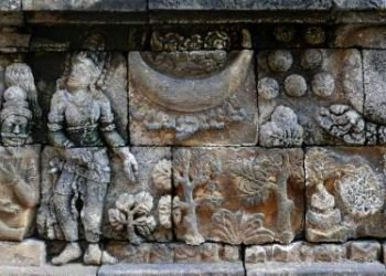 Penulisan penanggalan dalam tradisi filologis adalah tradisi penulisan penanggalan sebagaimana yang dicatat dalam teks-teks karya sastra Jawa kuna seperti misalnya, kakawin dan parwa. Sementara itu, penulisan penanggalan dalam tradisi arkeologis adalah tradisi penulisan penanggalan sebagaimana yang dicatat dalam teks-teks prasasti.