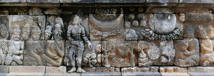 Penulisan penanggalan dalam tradisi filologis adalah tradisi penulisan penanggalan sebagaimana yang dicatat dalam teks-teks karya sastra Jawa kuna seperti misalnya, kakawin dan parwa. Sementara itu, penulisan penanggalan dalam tradisi arkeologis adalah tradisi penulisan penanggalan sebagaimana yang dicatat dalam teks-teks prasasti.