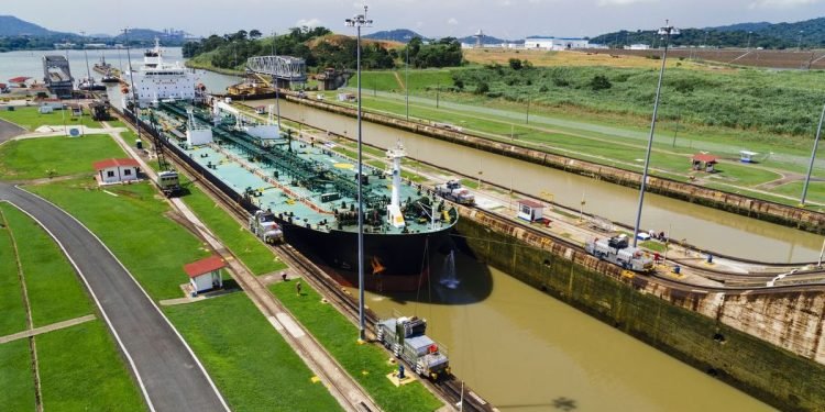 Permukaan Air Surut, Lalu Lintas Kapal di Terusan Panama Terganggu