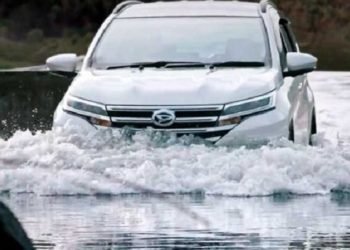 Batas aman mobil melewati banjir adalah setengah diameter ban mobil