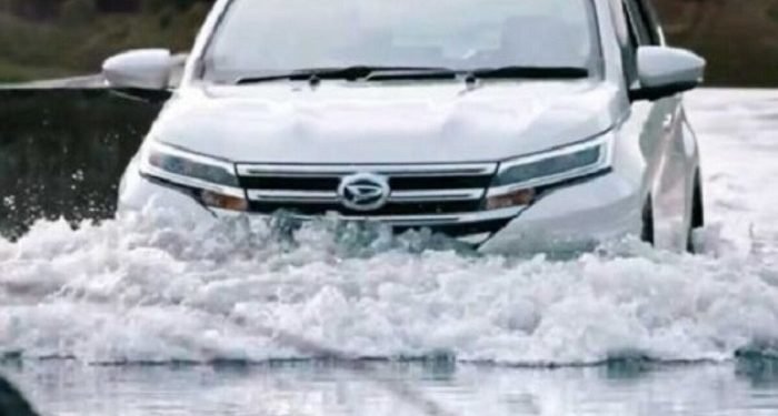 Batas aman mobil melewati banjir adalah setengah diameter ban mobil