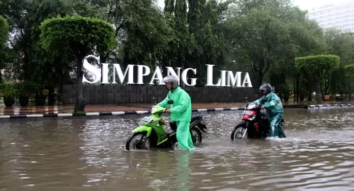 Kota Semarang Lumpuh Diterjang Banjir dan Longsor