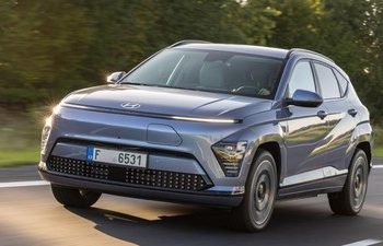 Hyundai Kona Electric merupakan kendaraan berbasis baterai yang memiliki dua penawaran baterai, yaitu 48,4 kWh dan juga 65,4 kWh. Untuk versi tertingginya, kendaraan elektrik ini diklaim dapat menempuh jarak yang cukup untuk membantu mobilitas para penggunanya yakni 514 km.