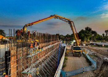 Pembangunan tahap I Probolinggo-Besuki nantinya akan memiliki tiga gerbang tol (GT), yaitu GT Kraksaan, GT Paiton, dan GT Besuki. Selain itu, juga akan memiliki 3 buah simpang susun yaitu Simpang Susun (SS) Kraksaan, SS Paiton, dan SS Besuki serta dilengkapi dengan 2 lokasi rest area yang terletak di Sta 33+700 di kedua arah, arah Probolinggo maupun arah Besuki.