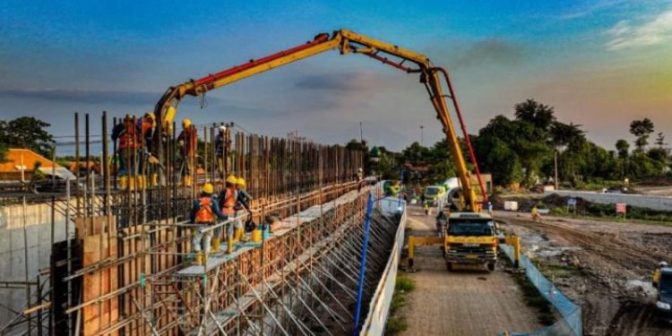 Pembangunan tahap I Probolinggo-Besuki nantinya akan memiliki tiga gerbang tol (GT), yaitu GT Kraksaan, GT Paiton, dan GT Besuki. Selain itu, juga akan memiliki 3 buah simpang susun yaitu Simpang Susun (SS) Kraksaan, SS Paiton, dan SS Besuki serta dilengkapi dengan 2 lokasi rest area yang terletak di Sta 33+700 di kedua arah, arah Probolinggo maupun arah Besuki.