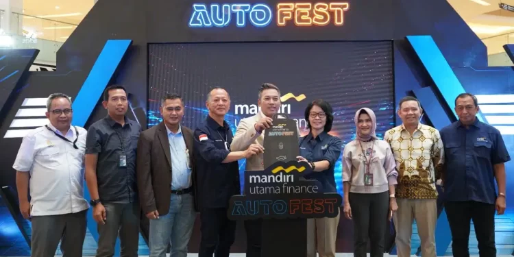 selain memberikan banyak pilihan dari berbagai merk kendaraan mobil dan motor baru, MUF Auto Fest 2024 juga menghadirkan unit mobil dan motor bekas dengan penawaran skema pembiayaan konvensional dan syariah.