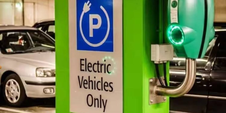 Sekitar 60.000 pengisi daya umum yang dipasang di Inggris pada tanggal 1 April, meningkat 49 persen dibandingkan tahun sebelumnya.