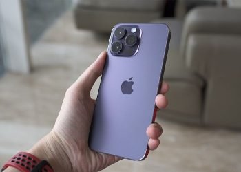 Apple memublikasikan pernyataan dan mengungkapkan masa jaminan upgrade OS untuk iPhone 15 Pro Max, “minimal lima tahun dari pertama kali dirilis”. Bila iPhone 15 series dirilis pada 22 September 2023, maka dukungan pembaruan OS akan tersedia hingga 22 September 2028.
