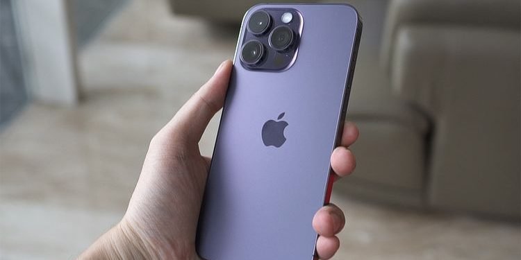 Apple memublikasikan pernyataan dan mengungkapkan masa jaminan upgrade OS untuk iPhone 15 Pro Max, “minimal lima tahun dari pertama kali dirilis”. Bila iPhone 15 series dirilis pada 22 September 2023, maka dukungan pembaruan OS akan tersedia hingga 22 September 2028.