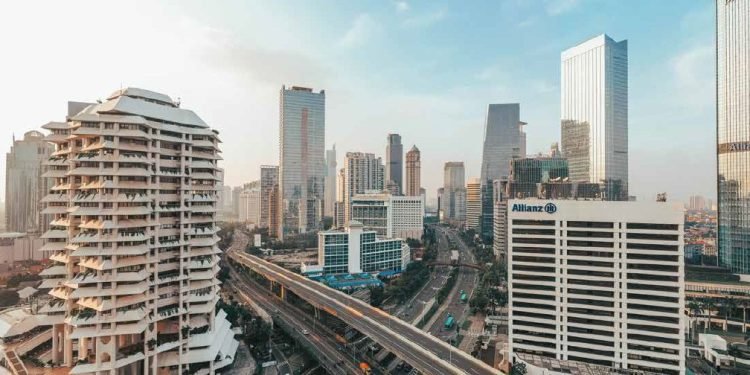 Menurut Arturo Bris, daya saing Indonesia didongkrak oleh peningkatan performa ekonomi, kemampuan menarik kapital, dan pertumbuhan PDB (produk domestik bruto). Tahun ini performa ekonomi Asia Tenggara amat baik, kecuali untuk Malaysia yang turun peringkat karena pelemahan mata uang, dan ketidakstabilan politik dan ketidakpastian kebijakan pemerintah.