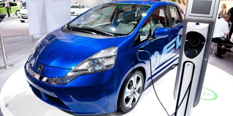 Dalam skala global, penjualan HEV dan PHEV juga meningkat seiring melambatnya penjualan EV. Di Amerika Serikat sebagai misalnya, penjualan HEV meningkat melewati EV dalam beberapa bulan terakhir. Bahkan menurut Goldman Sachs, penjualan global HEV kemungkinan menembus angka 1 hingga 2 juta kendaraan.