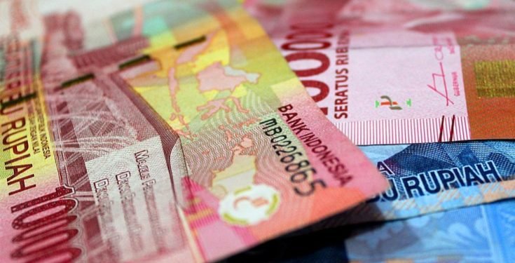 Untuk perdagangan Senin depan, mata uang rupiah fluktuatif namun diperkirakan tetap ditutup melemah di rentang Rp 16.400-Rp16.470 per dolar AS