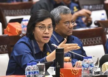 Turunnya penerimaan dipicu oleh merosotnya berbagai harga-harga komoditas. Semua itu menyebabkan setoran penerimaan perpajakan, dan penerimaan negara bukan pajak atau PNBP ikut merosot. “Secara umum, total anggaran kita membukukan defisit Rp 21,8 triliun atau 0,10 persen dari produk domestik bruto karena defisit biasanya diukur dari sisi persentase terhadap PDB, pungkas Sri Mulyani