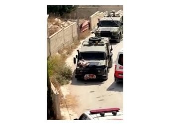 Kejam! Tentara Israel Ikat Pria Palestina yang Terluka di Kap Mobil