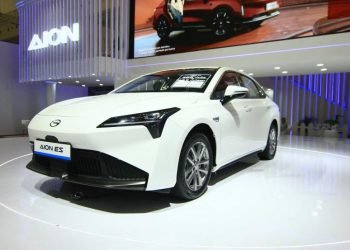 AION ES menggunakan platform AION High-end Electric Vehicle Platform (AEP) 3.0 yang canggih. AEP 3.0 menjadikan AION ES setara dengan mobil sport dalam hal performa, dengan posisi baterai di bagian tengah dan sasis pada golden weight ratio 50:50, memberikan handling dan kontrol superior. Eksterior AION ES, termasuk Eagle Eye LED Headlamps dan Skyline through-type Taillight, memberikan kesan stylish dan futuristik serta meningkatkan visibilitas dan keselamatan