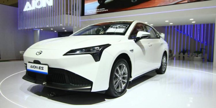 AION ES menggunakan platform AION High-end Electric Vehicle Platform (AEP) 3.0 yang canggih. AEP 3.0 menjadikan AION ES setara dengan mobil sport dalam hal performa, dengan posisi baterai di bagian tengah dan sasis pada golden weight ratio 50:50, memberikan handling dan kontrol superior. Eksterior AION ES, termasuk Eagle Eye LED Headlamps dan Skyline through-type Taillight, memberikan kesan stylish dan futuristik serta meningkatkan visibilitas dan keselamatan