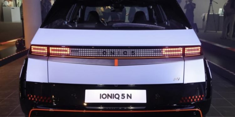 Bagi yang berminat, mobil listrik dengan model kelas performa tinggi ini, dibanderol Rp 1,3 miliar, atau lebih mahal Rp 578 juta dari varian terendah IONIQ 5