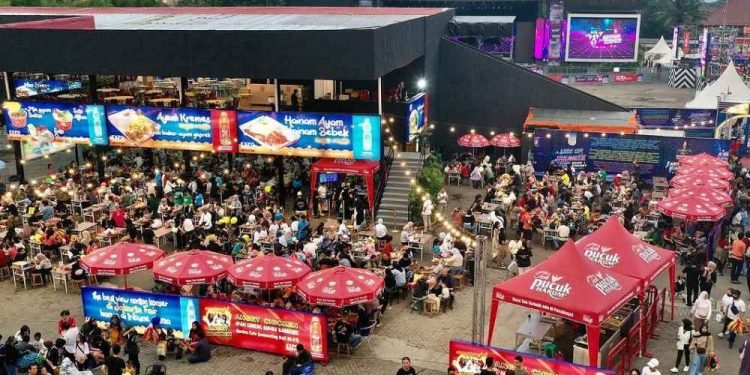 Pagelaran Pekan Raya Jakarta (PRJ) 2024 yang berhasil menarik partisipasi sebanyak 2.550 tenant dan menghadirkan lebih dari 1.500 stan serta menyerap puluhan ribu tenaga kerja, dicatat berhasil torehkan nilai transaksi sebesar Rp 7,5 triliun